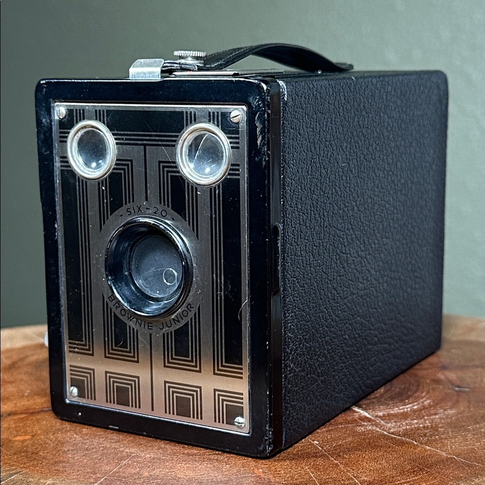 KODAK Six-20 Brownie Junior Art Deco Camera W/ MYSTERY FILM! - Picture 2 of 16